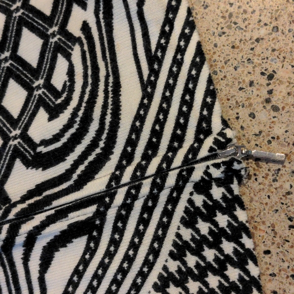 CYRUS Black and White Zippered Sweater. Abstract blk/white pattern. - Picture 3 of 4